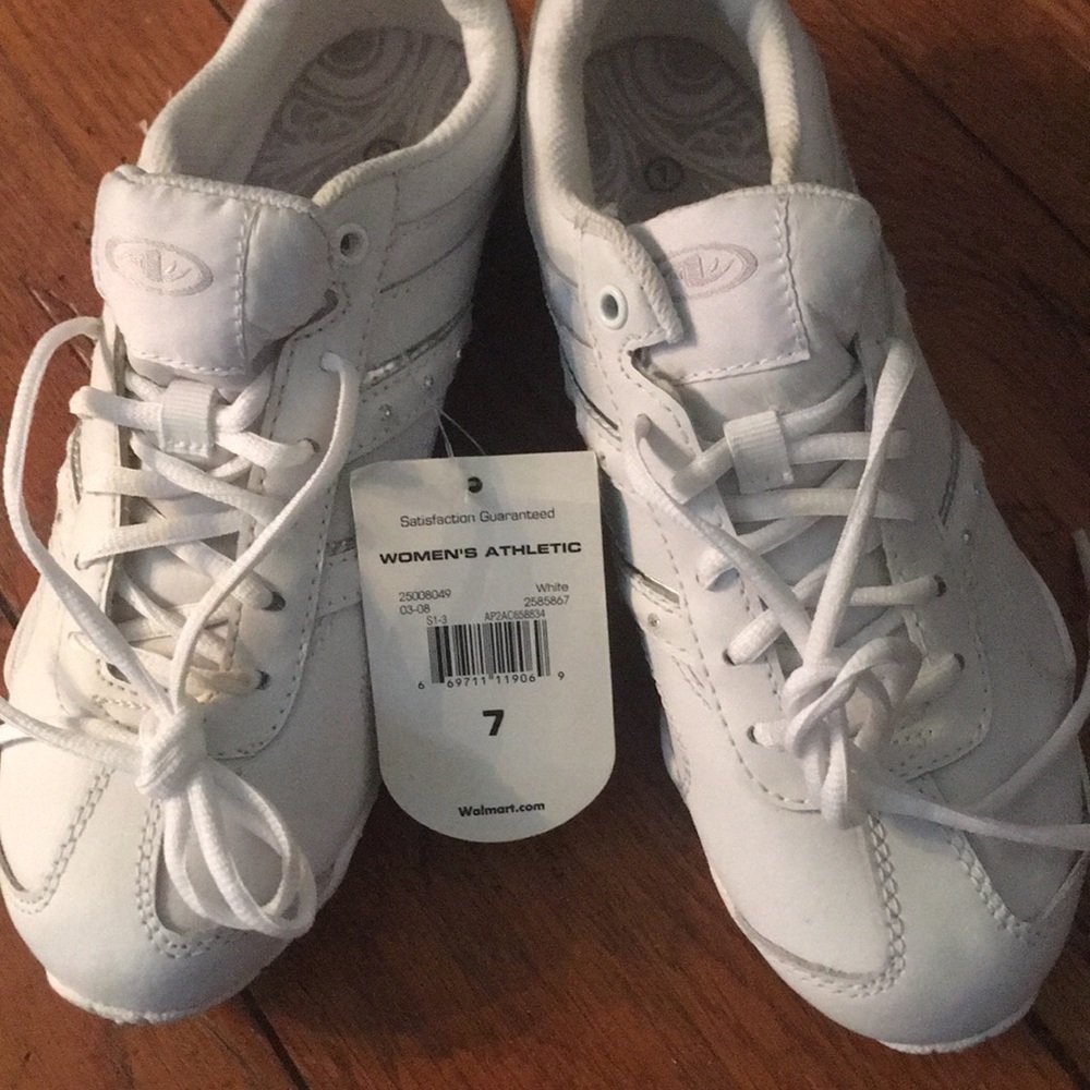 Nice white tennis shoe/size 7/Leather upper/ never used/Athletic Works brand